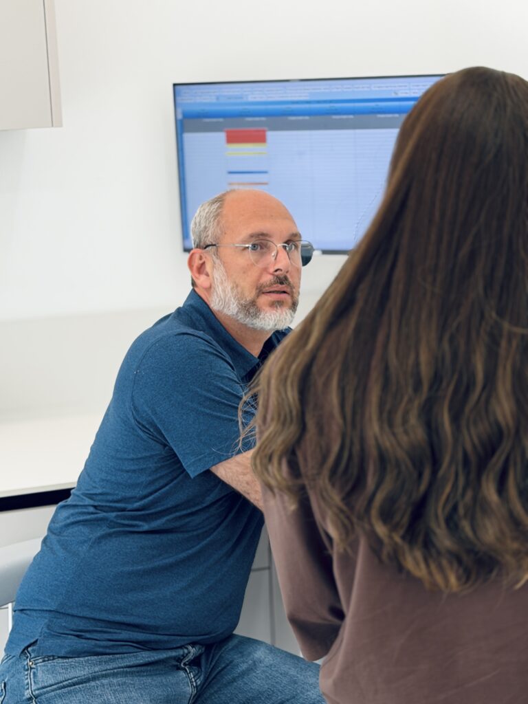 ד"ר עלא יונס עם מטופלת בשקד קליניק נתניה