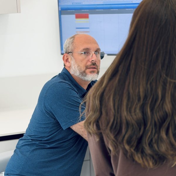 ד"ר עלא יונס עם מטופלת בשקד קליניק נתניה